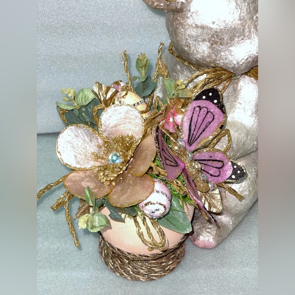 Easter bunny with floral arrangement - Picture 4 of 6